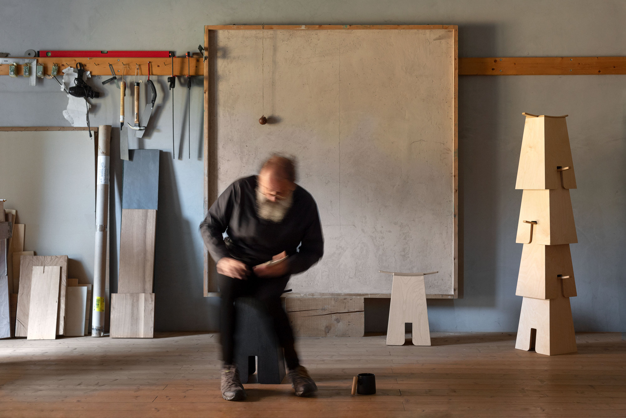 Michele DeLucchi dans son atelier avec des créations Produzione Privata en bois design italien artisanal